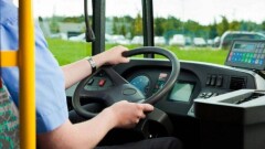 В Алматы водитель маршрутного автобуса, оставив пассажиров, пошёл в банк