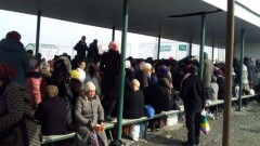 Узбекистанцы стоят в очередях, чтобы попасть в Казахстан, вопреки призывам МЧС