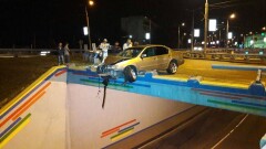 В Алматы Nissan пробил забор ВАЗовского моста и завис над дорогой