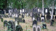 Во Франции неизвестные осквернили десятки могил на еврейском кладбище