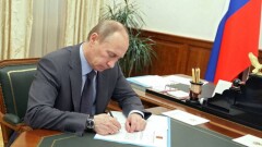 Жительница Семея получила медаль от Владимира Путина