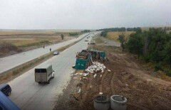 В ЮКО опрокинулся КАМАЗ с картошкой
