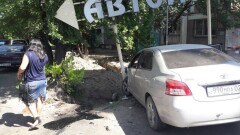Авария в центре Алматы: две машины "всмятку", трое пострадавших