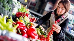 В ЗКО и Алматинской области разрешили работу ТРЦ, рынков и общественного транспорта в воскресенье и праздники