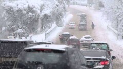 Снегопад в Алматы: власти города попросили автовладельцев пересесть на автобусы