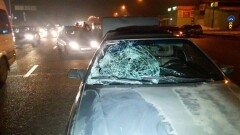 Девушка разбила головой лобовое стекло Audi, пытаясь перебежать дорогу в Алматы