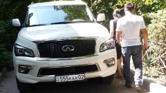 В Алматы после жалобы в соцсети нашли и наказали водителя Infiniti, перегородившего дорогу пешеходам