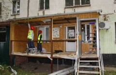 В Астане начали сносить незаконные пристройки в многоэтажных домах