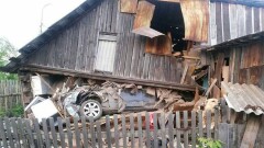 Пьяный водитель снёс частный дом и сбежал с места ДТП