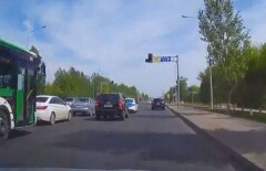 Водитель иномарки проехал на красный свет светофора "под носом" у полицейских
