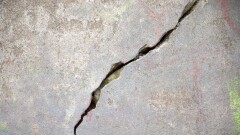 Жители Атырау просят признать их дом аварийным. Между стенами и потолком образовались трещины