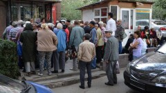 Пенсионерка посвятила стихотворение спонсорам, раздающим бесплатный хлеб в Алматы