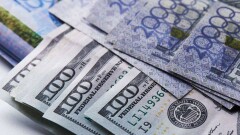 Доллар на бирже подешевел на три тенге