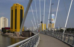 В Астане двое парней с риском для жизни перелезли по арке моста