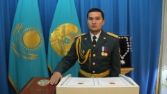 Выжившего после теракта в Актобе солдата поздравили на родине в Шымкенте