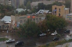 В Семее ураган сорвал крыши домов и повалил деревья