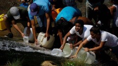 В Венесуэле начались перебои с питьевой водой: люди берут её из рек