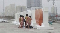 Туристов из Чехии оштрафовали за фото в "купальнике Бората" на территории ЭКСПО в Астане