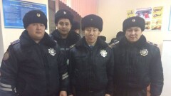 Застрявших в заносах на трассе людей спасли полицейские в Карагандинской области