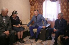 Семья погибшего продавца "Паллады" получила миллион тенге от Президента