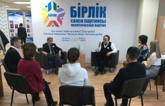 В партии "Бірлік" измерили богатство страны детскими колясками