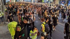 Тысячи противников законопроекта об экстрадиции собираются у здания полиции в Гонконге
