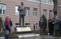 Владимира Жириновского отлили в бронзе
