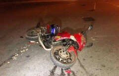 Байкер получил тяжёлую травму после столкновения с машиной в Алматы