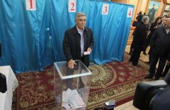 Жармахан Туякбай проголосовал в Алматы и рассказал, что ждёт от выборов перемен 
