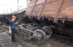 Сошедшие с рельсов вагоны в ВКО поднимают даже ночью