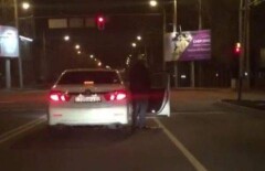 Ещё один случай справления нужды на свою же машину сняли на видео в Алматы