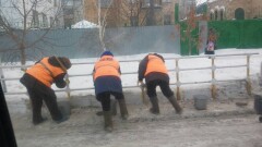 Мытьё железных ограждений на морозе поразило жителей Костаная