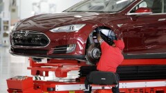 Tesla получила самую большую прибыль с момента создания компании. Но увольняет тысячи человек