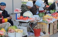 Сенатор вступился за торгующих на улице бабушек и дедушек