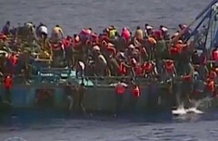В сети появилось видео опрокидывания лодки с мигрантами на борту