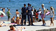 Облачённые в буркини мусульманки в Каннах согласились на обычные купальники, чтобы не платить штраф