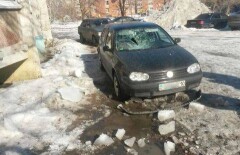 Глыба льда рухнула с крыши на автомобиль в Костанае