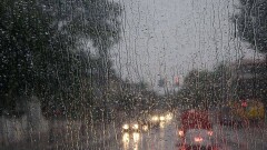 В Атырау прошёл ливень, с улиц откачивают воду