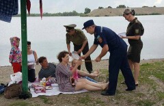 В Усть-Каменогорске спасатели предлагают отдыхающим поменять пиво на свисток