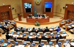 К исполнению Гимна Казахстана на русском языке депутаты отнеслись неоднозначно 