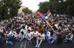 Во время разгона протестующих в центре Еревана пострадали более 20 человек