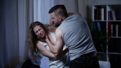 "Муж избил за то, что роды принимал врач-мужчина". Почему закон не защищает женщин от бытового насилия