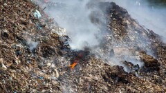 В Алматы стоит сильный запах гари из-за пожара на мусорном полигоне в Карасайском районе