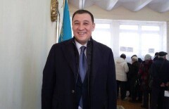 Аким Караганды за свой голос на выборах получил шоколадку