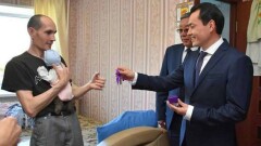 Родителям четверняшек в Карагандинской области вручили ключи от квартиры
