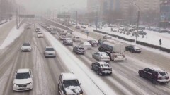 Мужчина справил нужду посреди пробки в Алматы