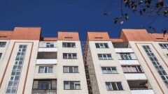 КазНИИСА о причинах крена дома в Алматы: Вместо грунта в котловане обнаружили строительный мусор