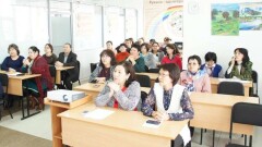 Казахстанских учителей обязали быстро выучить английский язык. Как они это делают? 