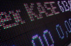 KASE начинает публиковать средневзвешенный курс доллара к тенге, рассчитанный по итогам двух сессий