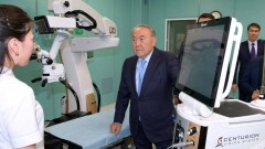 Назарбаев посетил построенный по ГЧП центр офтальмологии в Актобе